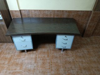 Mesa de oficina de hierro y madera
