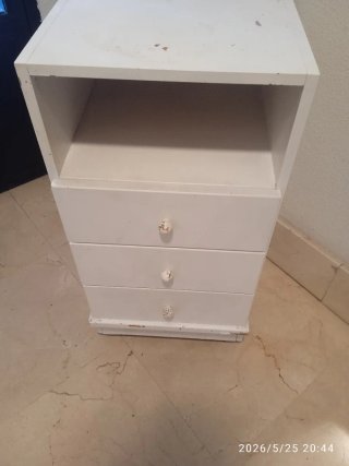 Mesilla de noche blanca de madera