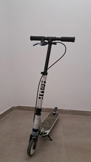Patinete manual gris