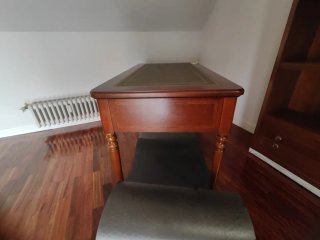 Mesa de despacho de madera y piel