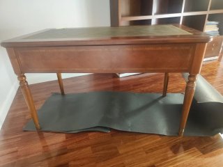 Mesa de despacho de madera y piel