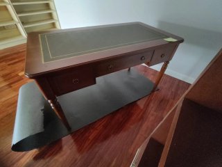 Mesa de despacho de madera y piel