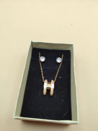 Collar y pendientes acero inox H blanco dorado