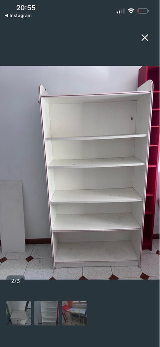 Estantería blanca y roja