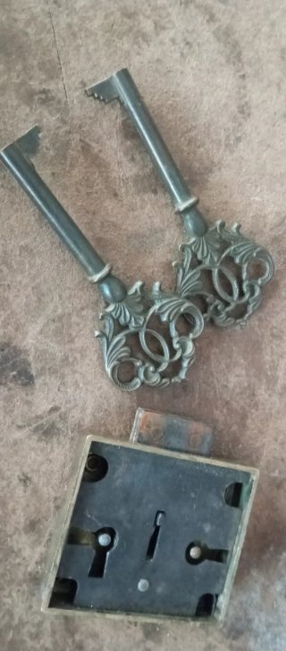 Cerradura antigua con 2 llaves