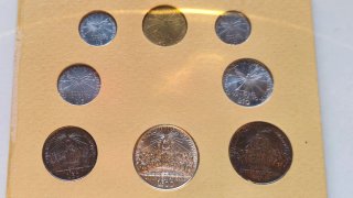 Álbum Vaticano:4 series unc: 25 monedas diferentes