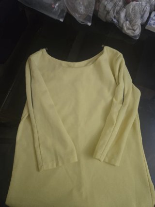 Blusa amarilla con cremallera