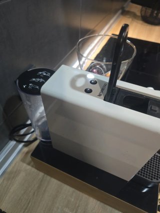 Cafetera nespresso  Krups  con cajón para cápsulas