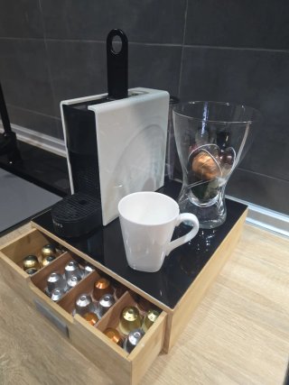 Cafetera nespresso  Krups  con cajón para cápsulas