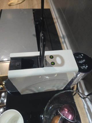 Cafetera nespresso  Krups  con cajón para cápsulas