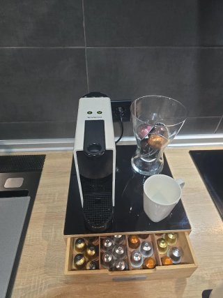 Cafetera nespresso  Krups  con cajón para cápsulas