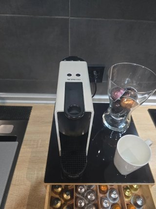 Cafetera nespresso  Krups  con cajón para cápsulas