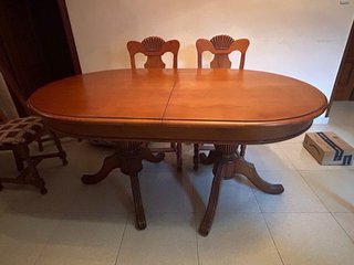 Mesa de comedor extensible de madera con 6 sillas.