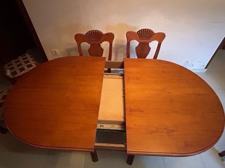 Mesa de comedor extensible de madera con 6 sillas.