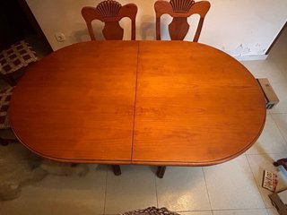 Mesa de comedor extensible de madera con 6 sillas.