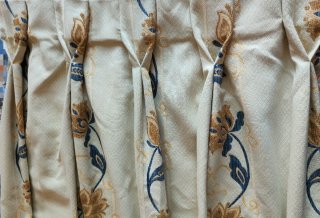 Caídas de cortinas con flores pequeñas en relieve