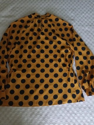 Blusa amarilla lunares negros