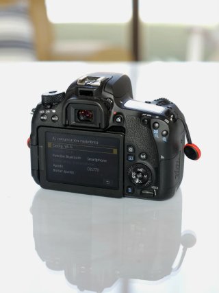 Cámara Canon EOS 77D (Solo Cuerpo)
