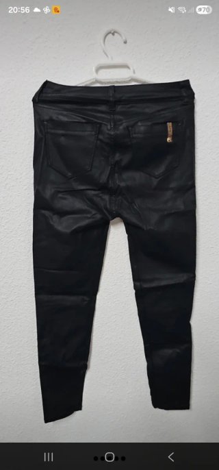 Pantalón efecto cuero negro