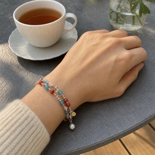 Pulsera multicapa con charm de moneda
