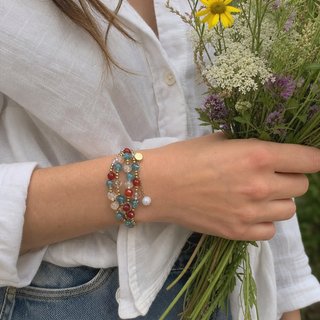 Pulsera multicapa con charm de moneda