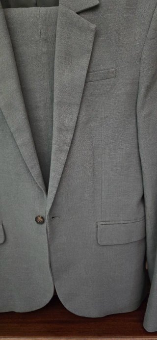 Traje verde para chico de H&M