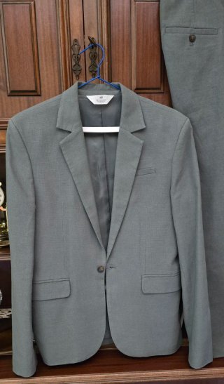 Traje verde para chico de H&M
