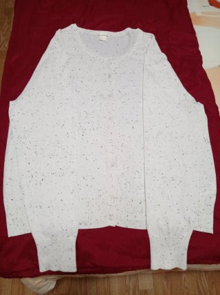 Chaqueta blanca con puntos negros