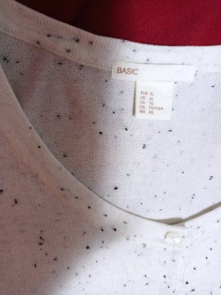 Chaqueta blanca con puntos negros