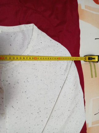Chaqueta blanca con puntos negros