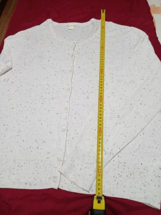 Chaqueta blanca con puntos negros