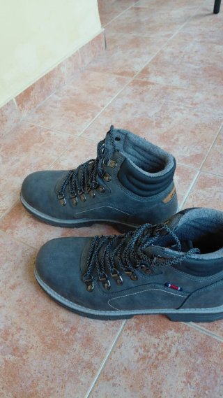 Botas grises de montaña