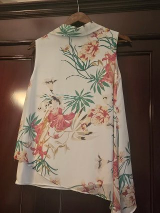Blusa Cortefiel floral talla S