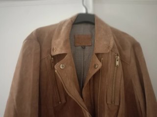 Cazadora ante cremalleras doradas