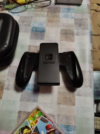 Nintendo Switch + Super Mario Odyssey