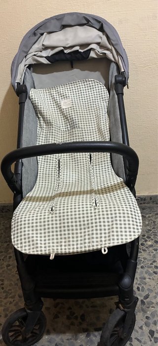 Carrito de bebé gris