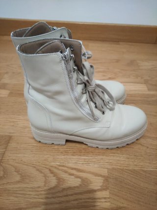 Botas beige con cremallera y cordones