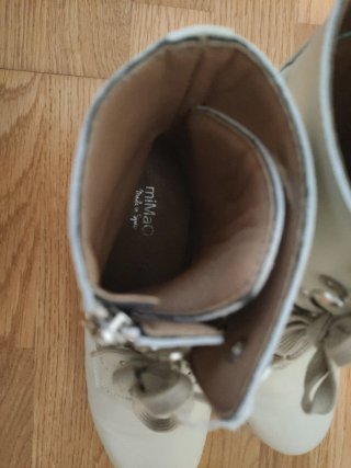 Botas beige con cremallera y cordones