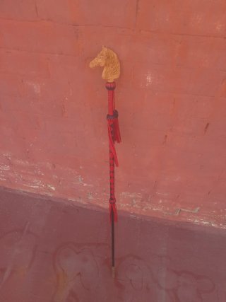Garrota gitana con cabeza de caballo