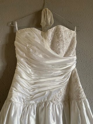 Vestido de novia vintage 90s encaje y pedrería.