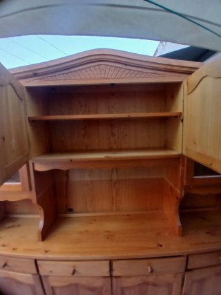 Vitrina de madera con puertas de cristal