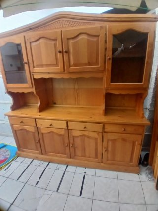 Vitrina de madera con puertas de cristal