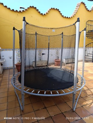 Cama elástica con red de seguridad