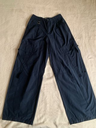 Pantalón tipo cargo azul marino con bolsillos