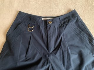 Pantalón tipo cargo azul marino con bolsillos