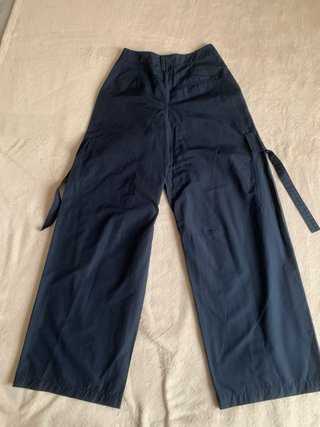 Pantalón tipo cargo azul marino con bolsillos