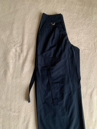 Pantalón tipo cargo azul marino con bolsillos