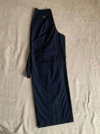 Pantalón tipo cargo azul marino con bolsillos