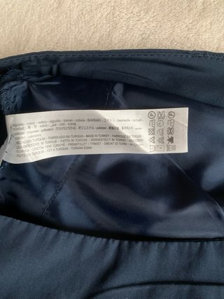 Pantalón tipo cargo azul marino con bolsillos