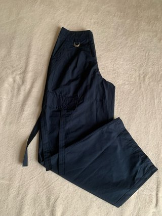Pantalón tipo cargo azul marino con bolsillos